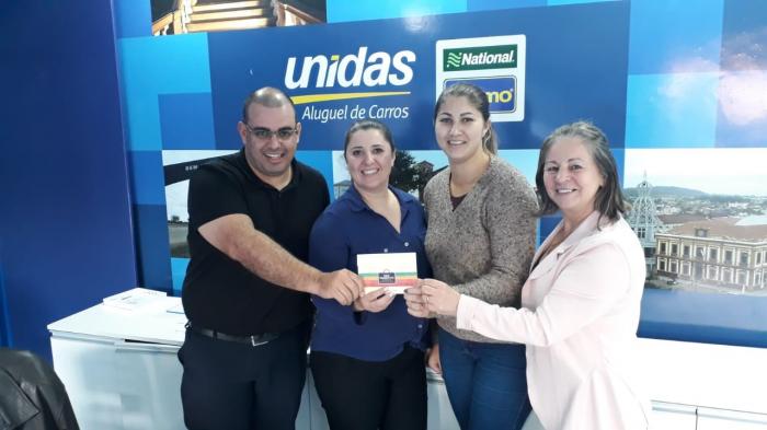 Cliente Mopar recebe troféu de reconhecimento